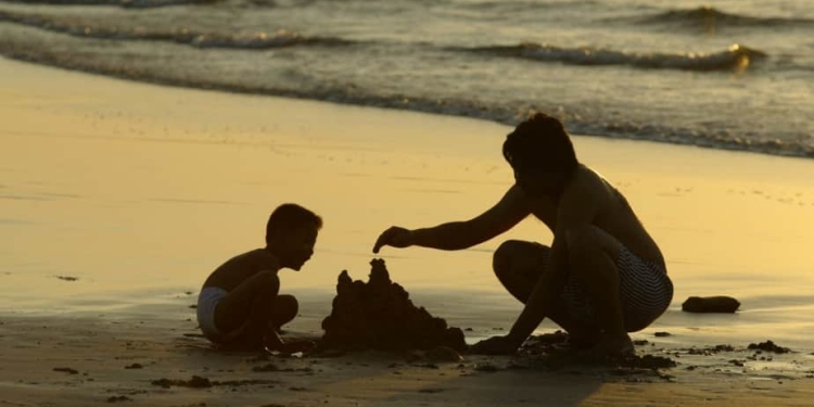 ¿Qué hace más feliz a la gente: los objetos o las experiencias?