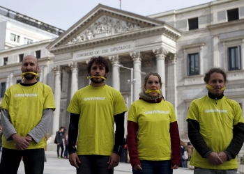 Activistas de Greenpeace durante una protesta ante el Congreso. FOTO: Reuters