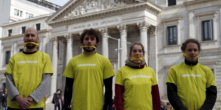 Activistas de Greenpeace durante una protesta ante el Congreso. FOTO: Reuters