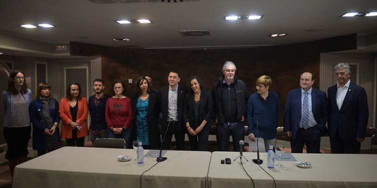 Representantes de los partidos vascos que han suscrito el manifiesto. FOTO: Reuters