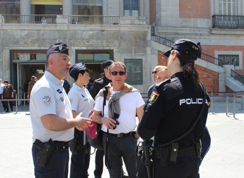 Policías patrullando junto a gendarmes. FOTO: Policía