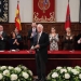 Sus Majestades los Reyes aplauden a Eduardo Mendoza Garriga, tras hacerle entrega del Premio de Literatura en Lengua Castellana "Miguel de Cervantes" 2016 (Casa Real)