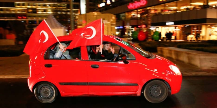 Partidarios del 'sí' al referendum celebrando el triunfo en Turquía. FOTO: Reuters