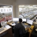 Trabajador en España frente a ordenadores. FOTO: Reuters