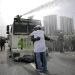 Abrazo entre un manifestante y un policía en Caracas, Venezuela. FOTO: Reuters