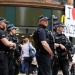 Policías armados en el centro de Mánchester. FOTO: Reuters