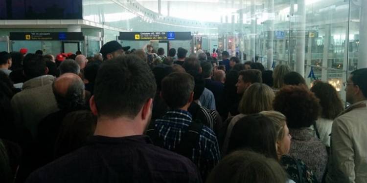 Colas en el aeropuerto de El Prat.