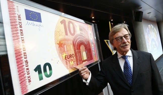 Yves Mersch, Member of the Executive Board of the European Central Bank presents an oversized newly unveiled 10 euro note at the headquarters of the European Central Bank (ECB) in Frankfurt, January 13, 2014.  REUTERS/Ralph Orlowski (GERMANY - Tags: BUSINESS)