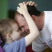 Niño con discapacidad con su padre. FOTO: Reuters