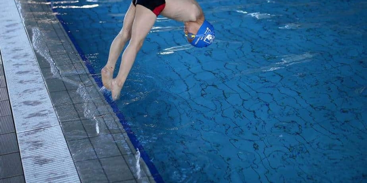 Ismail Zulfic, de 6 años y carente de brazos, salta en el agua en la piscina olímpica Otoka en Sarajevo, El pequeño es el campeón reciente de su categoría (18/05/17) Reuters