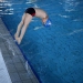 Ismail Zulfic, de 6 años y carente de brazos, salta en el agua en la piscina olímpica Otoka en Sarajevo, El pequeño es el campeón reciente de su categoría (18/05/17) Reuters