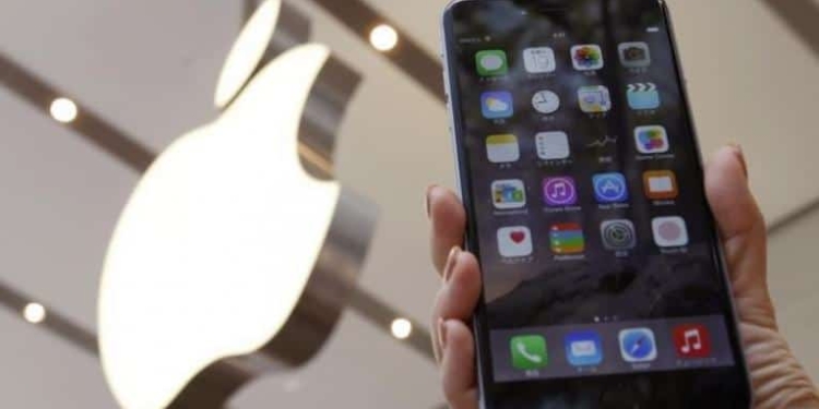 A woman holds up the iPhone 6 Plus at the Apple Store at Tokyo's Omotesando shopping district September 19, 2014. REUTERS/Yuya Shino