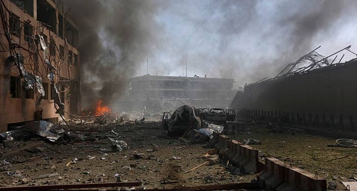 Daño causado por el atentado en Kabul. FOTO: Reuters