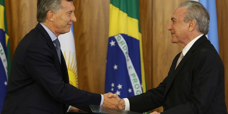 Saludo entre Mauricio Macri y Michel Temer. FOTO: Reuters