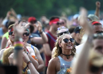 Revelers cheer as Nahko & Medicine for the People perform during the Firefly Music Festival in Dover, Delaware, U.S. June 18, 2017.  REUTERS/Mark Makela