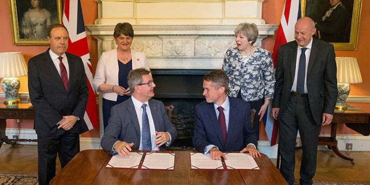 Acuerdo entre el Partido Conservador y el Partido Unionista de Irlanda del Norte. FOTO: Reuters
