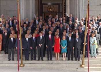 Fotografía de grupo con los diputados y senadores de la Cortes Constituyentes. FOTO: Casa Real