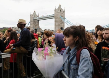 Personas en el lugar del atentado de Londres. FOTO: Reuters