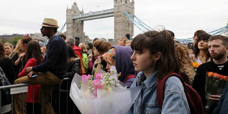 Personas en el lugar del atentado de Londres. FOTO: Reuters