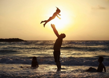 Un hombre musulmán juega con su hija a lo largo de la orilla del mar Mediterráneo durante la festividad musulmana de Eid al-Fitr, en Ashkelon, Israel