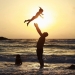 Un hombre musulmán juega con su hija a lo largo de la orilla del mar Mediterráneo durante la festividad musulmana de Eid al-Fitr, en Ashkelon, Israel