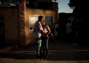 Una mujer llora mientras es abrazada por su esposo después de que su caravana y sus pertenencias fueron quemadas en la entrada a un área de camping quemada después de un incendio forestal cerca del Parque Nacional Donana, en Matalascanas