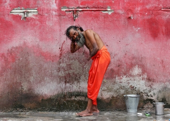 Un sadhu o un hombre santo hindú se baña antes de registrarse para la peregrinación anual al santuario de la cueva de Amarnath, en un campamento base en Jammu