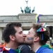 Una pareja se ve besándose mientras la gente celebra el parlamento de Alemania que legaliza el matrimonio entre personas del mismo sexo frente a la Puerta de Brandenburgo en Berlín, Alemania