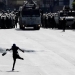 La fuerza pública bloquea a un manifestante en el marco de las protestas contra el presidente Nicolás Maduro en Caracas, Venezuela (10/6/17) Reuters