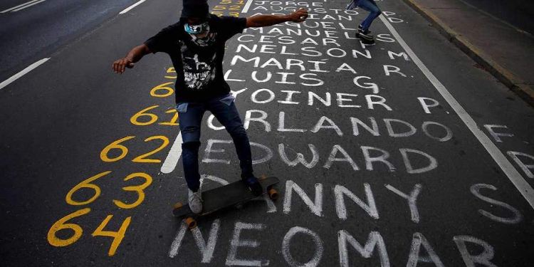 Los manifestantes ruedan sobre monopatines en una lista de las víctimas de la violencia durante las protestas contra el gobierno del presidente Nicolas Maduro en Caracas, Venezuela (12/06/17) Reuters