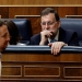 Pablo Iglesias pasa frente a Mariano Rajoy. FOTO: Reuters