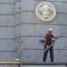 Trabajador en Madrid. FOTO: Reuters