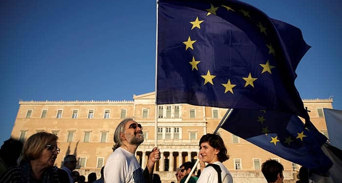 Banderas de la Unión Europea en Atenas. FOTO: Reuters