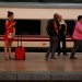 Personas en una estación de tren. FOTO: Reuters
