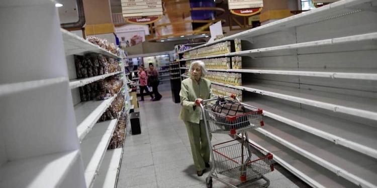 La gente compra comida y otros productos básicos en un supermercado en Caracas, Venezuela