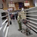 La gente compra comida y otros productos básicos en un supermercado en Caracas, Venezuela