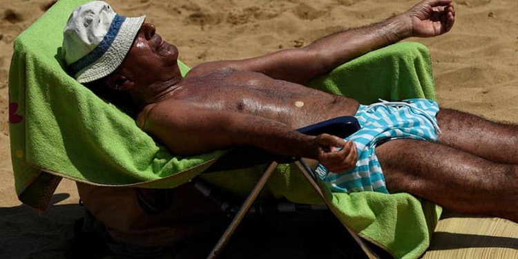 Hombre tomando el sol. FOTO: Reuters
