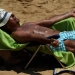 Hombre tomando el sol. FOTO: Reuters