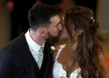 Jugador de fútbol argentino Lionel Messi y su esposa Antonela Roccuzzo se besan mientras posan en su boda en Rosario, Argentina