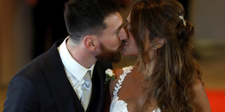 Jugador de fútbol argentino Lionel Messi y su esposa Antonela Roccuzzo se besan mientras posan en su boda en Rosario, Argentina