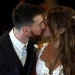 Jugador de fútbol argentino Lionel Messi y su esposa Antonela Roccuzzo se besan mientras posan en su boda en Rosario, Argentina