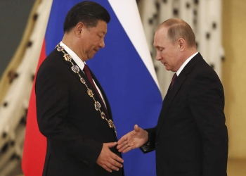 El presidente ruso Vladimir Putin (R) estrecha la mano con su homólogo chino Xi Jinping después de concederle la Orden de San Andrés Apóstol el Primero Calificado durante una reunión