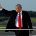 El presidente de los Estados Unidos, Donald Trump, saluda mientras aborda el Air Force One  en el aeropuerto municipal de Morristown, Nueva Jersey, Estados Unidos, de regreso a Washington después de un fin de semana en el Trump National Golf Club en Bedminster