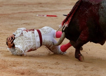 El torero español Gonzalo Caballero es corneado durante una corrida de toros en el festival de San Fermín en Pamplona, al norte de España el 8 de julio de 2017. REUTERS / Joseba Etxaburu IMAGENES TPX DEL DÍA