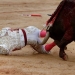 El torero español Gonzalo Caballero es corneado durante una corrida de toros en el festival de San Fermín en Pamplona, al norte de España el 8 de julio de 2017. REUTERS / Joseba Etxaburu IMAGENES TPX DEL DÍA