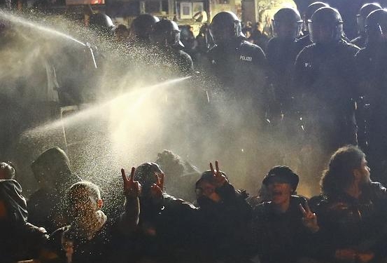 La policía antidisturbios usa gas lacrimógeno contra la gente en el distrito de Schanze después de la cumbre del G20 en Hamburgo, el 9 de julio de 2017. REUTERS / Kai Pfaffenbach IMÁGENES TPX DE LA DA