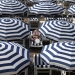 Un turista disfruta del sol en una playa cubierta con los paraguas en el Promenade des Anglais durante un día de verano asoleado en Niza, Francia, 11 de julio de 2017. REUTERS / Eric Gaillard IMAGENES TPX DEL DÍA