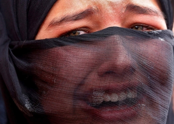 Una chica se lamenta durante el funeral de Aaquib Gul, que según los medios de comunicación locales, murió en una batalla armada con las fuerzas de seguridad india en la aldea Radbugh del distrito de Budgam, en Srinagar el 12 de julio de 2017. REUTERS / Danish Ismail TPX IMAGES OF THE DAY