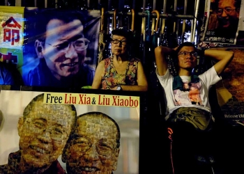 Activistas en favor de la democracia continúan   exigiendo la liberación del premio Nobel Liu Xiaobo, fuera de la oficina de enlace de China en Hong Kong, China el 12 de julio de 2017. REUTERS / Bobby Yip TPX IMÁGENES DEL DÍA