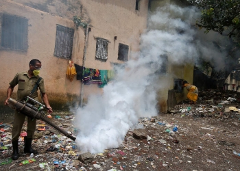 Un trabajador municipal fumiga un área de tugurios para prevenir la propagación del dengue y otras enfermedades transmitidas por mosquitos en Mumbai, India, 19 de julio de 2017. REUTERS / Shailesh Andrade